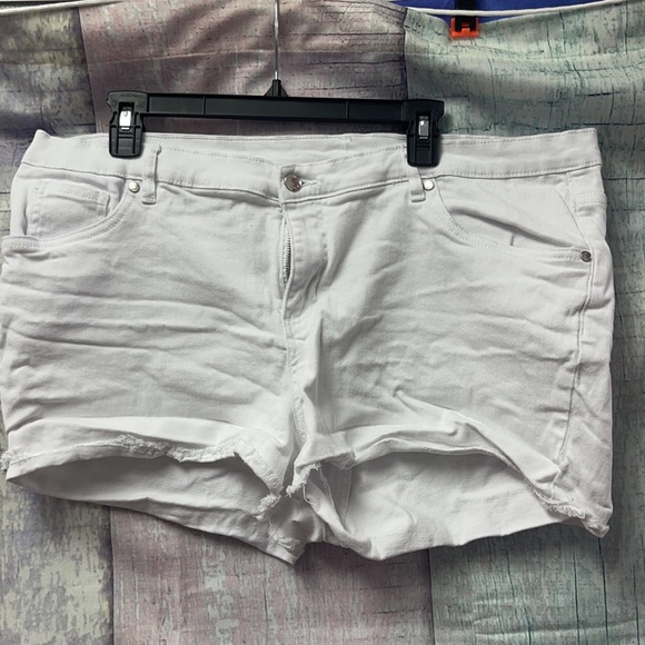 In brand new condition Woman’s Venus jean shorts - Picture 5 of 11